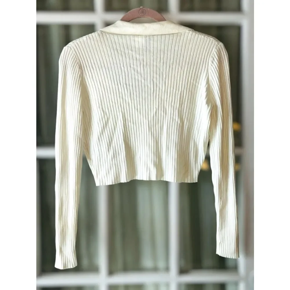 Divided by H&M Womens Medium Collared Ribbed Knit Long Sleeved Crop Top•Slim Fit